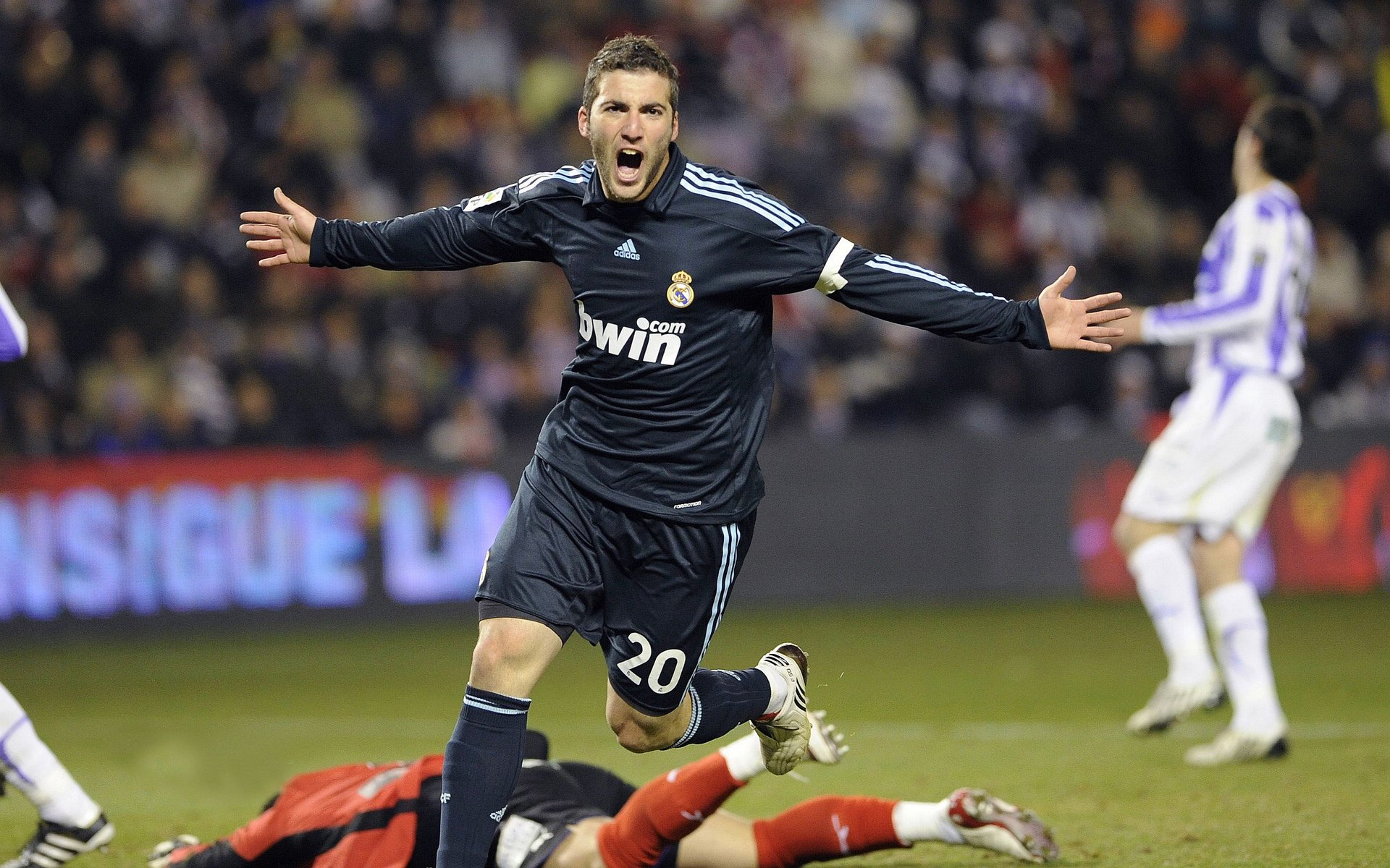 爱游戏登录入口-狼队客场战胜对手，展现实力突破，狼队客场战胜对手,展现实力突破